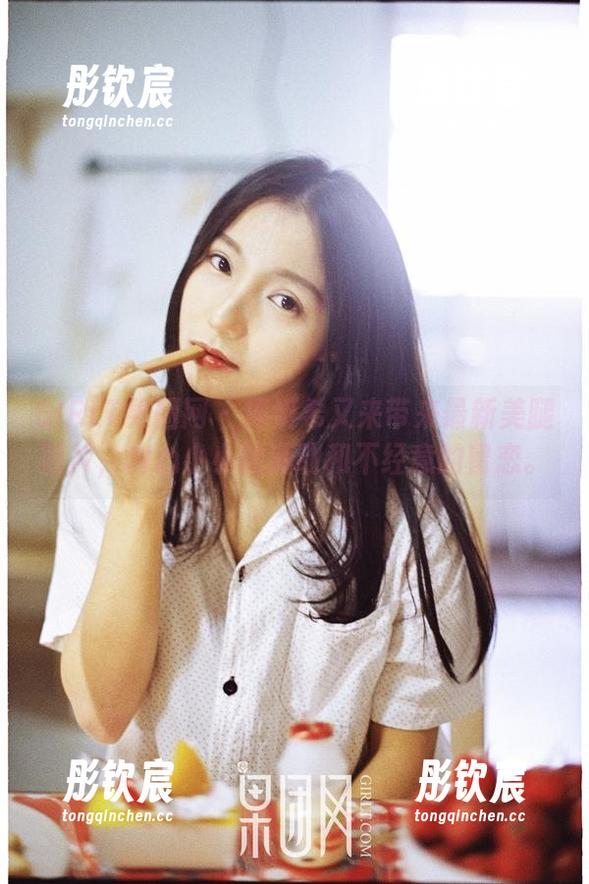 GIRLT果团网 - 周妍希又来带来最新美腿照片，内心小小的涌动和不经意的留恋。