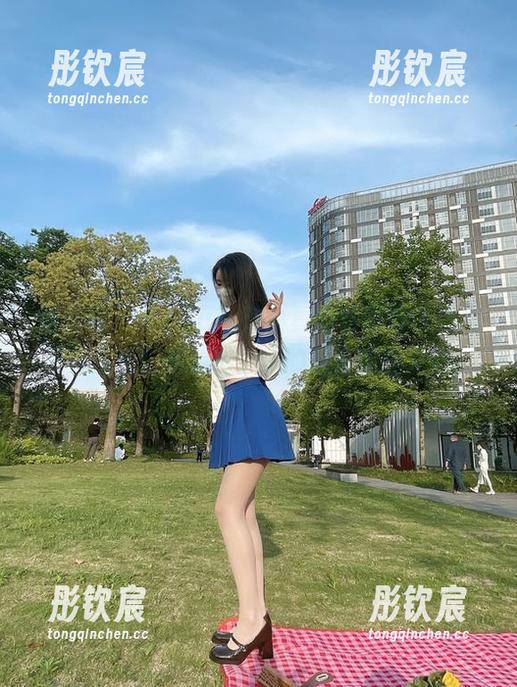 微密圈 - 哇，July芝岚真的驾驭得住这种户外空气！高清图包里的盘子都能发亮。