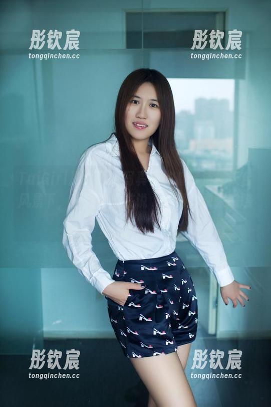 TuiGirl推女郎 - 写真里的赵梦洁，天台风景下，背影好像在说‘来啊，快来瞧瞧’。