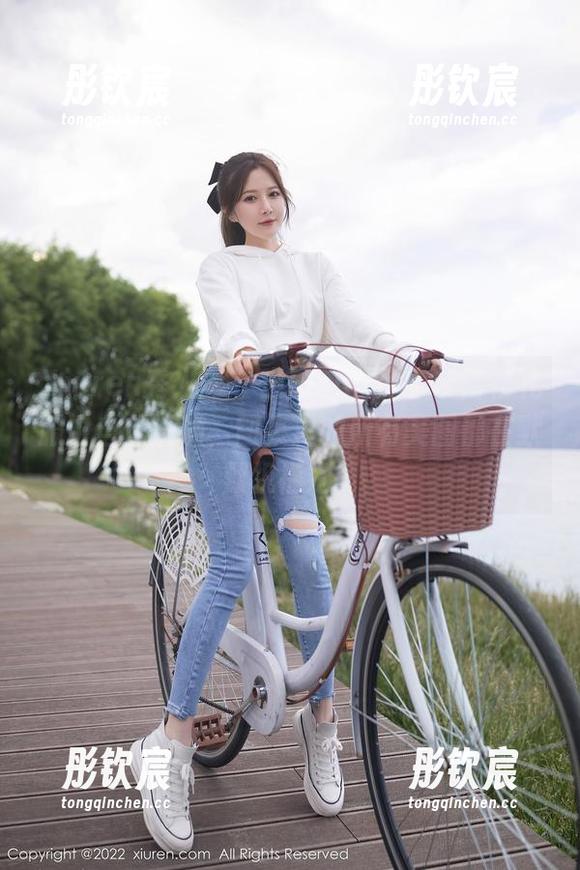 Xiuren秀人网 - 当Emily顾奈奈酱在礼服中自信满满，图集里的所有美图都在默默祝福她。
