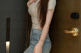Xiuren秀人网 - 风尚逆袭？tina_甜仔的死库水写真图包提醒你：游泳不只是消暑，还是唤醒吃货本能的时刻！