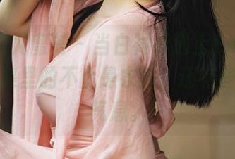 YouMi尤蜜荟 - 当白衬衫遇上Emily尹菲，合集里的不止是衣服，还有些微妙的气息。