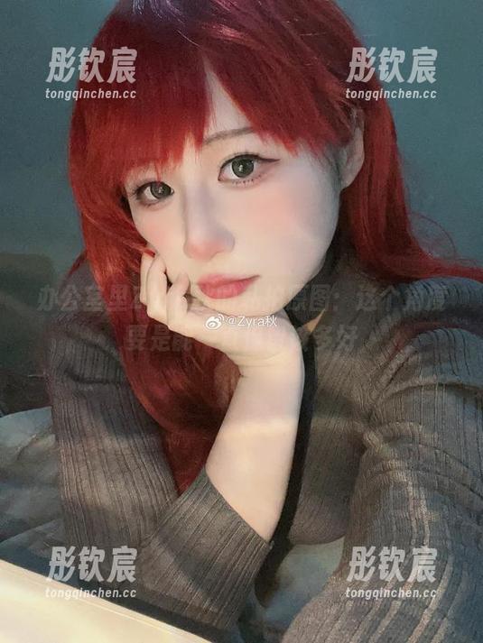 办公室里Zyra秋的私拍原图：这个角度要是能一直保留该多好