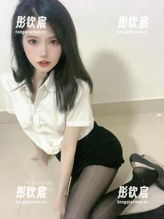 泳池边的倦倦喵，分享一段水下冒险的写真旅程