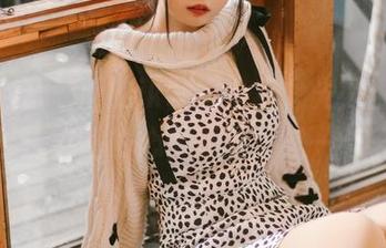来自喵糖映画的jk制服少女，光是那张图片就已击中我的心，原图更是一瞥千言呢
