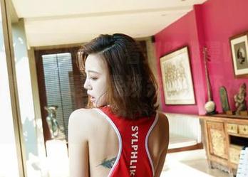 嗲囡囡 - 打开网盘，看到陈雅漫VICKY的丝袜写真，我是不是该先来一杯水再继续？