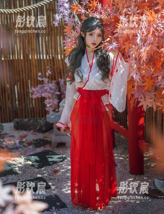 就在今夜，夏小秋秋秋的夜兰又更新啦，别被她的美貌打晕了，作品集看似平静但暗流涌动哦！