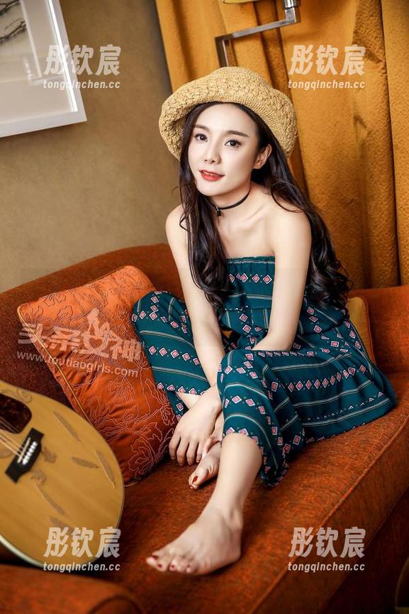 头条女神 - 在张译丹的学妹写真里，随便一抹都透着不经意的撩人。