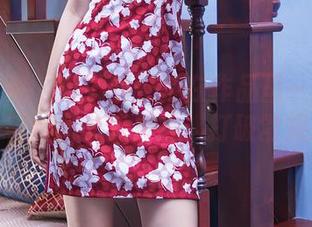 头条女神 - 琳琳的长腿在作品里一展无遗，福利和美感兼具，打破常规。