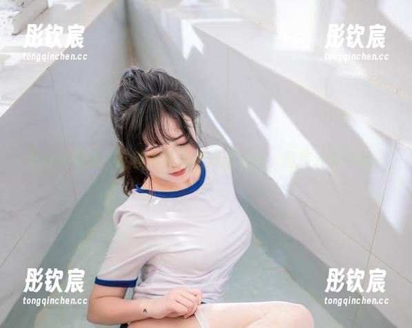 奇行家狗崽：红丝绒旗袍的戏精时刻，图库分享不传！