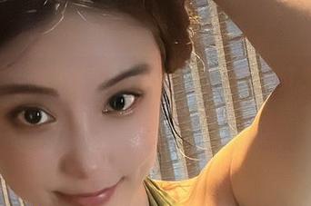 微密圈 - 奶雯最新版到啦！极度红色诱惑，妹子你确定不是在为火锅店拉广告吗？