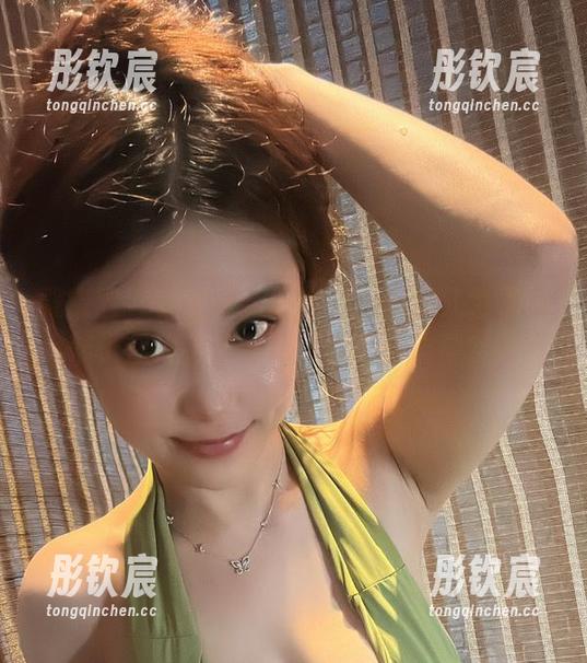 微密圈 - 奶雯最新版到啦！极度红色诱惑，妹子你确定不是在为火锅店拉广告吗？