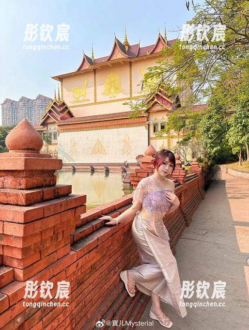 感觉宝儿mysterial这次黑色外套好像在挑战我的审美，图片里的配饰也是个戏！