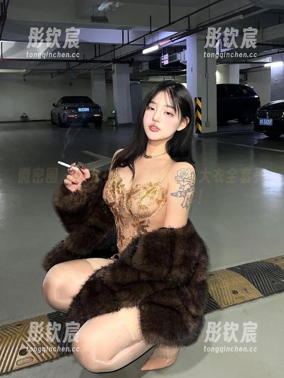 微密圈 - 打开小优优子的貂皮大衣全套亮相，原图就是不一样！