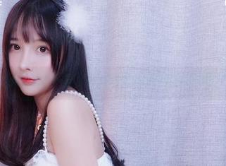 与小小奶瓶儿一样，努力让旗袍写真变得不那么严肃