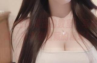 微密圈 - 小玉吃果冻的教室：写真集大揭晓，书本堆里藏的精彩！