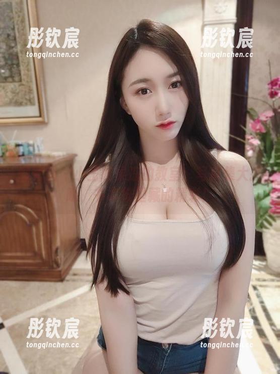 微密圈 - 小玉吃果冻的教室：写真集大揭晓，书本堆里藏的精彩！