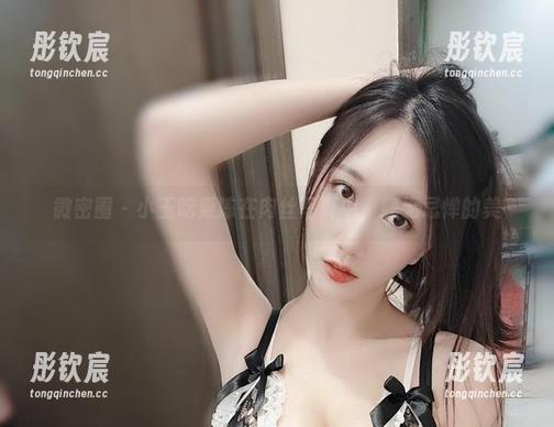 微密圈 - 小玉吃果冻在肉丝写真中，肆无忌惮的美