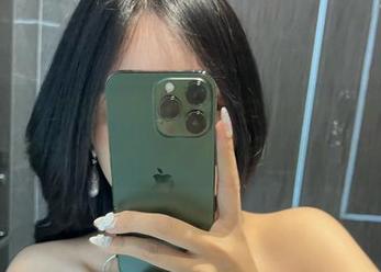 微密圈 - 这张张鑫baby的白丝套图，事业线和思思念念的无关，这种暧昧真让人犯迷糊。