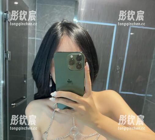 微密圈 - 这张张鑫baby的白丝套图，事业线和思思念念的无关，这种暧昧真让人犯迷糊。