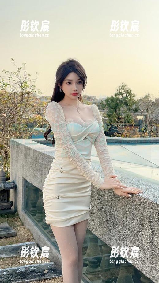 微密圈 - 徐莉芝和她的比基尼搭档，高清美图里透出的自信让我都有点想试试泳池里的勇气了。