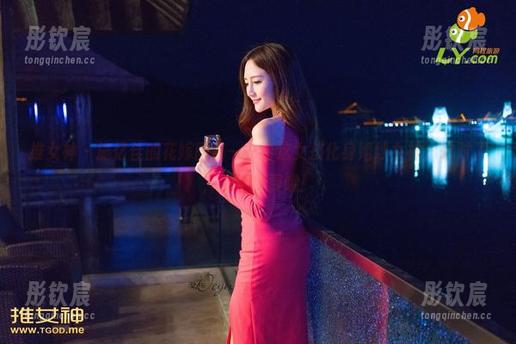 推女神-施忆佳 推女神 - 施忆佳的花嫁图集——看这女孩化身婚纱女神,哦对了,完全免费哦!