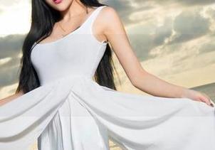 推女神 - 不止是粉色，施忆佳在原图里藏着的时尚密码，还真让我琢磨了半天。