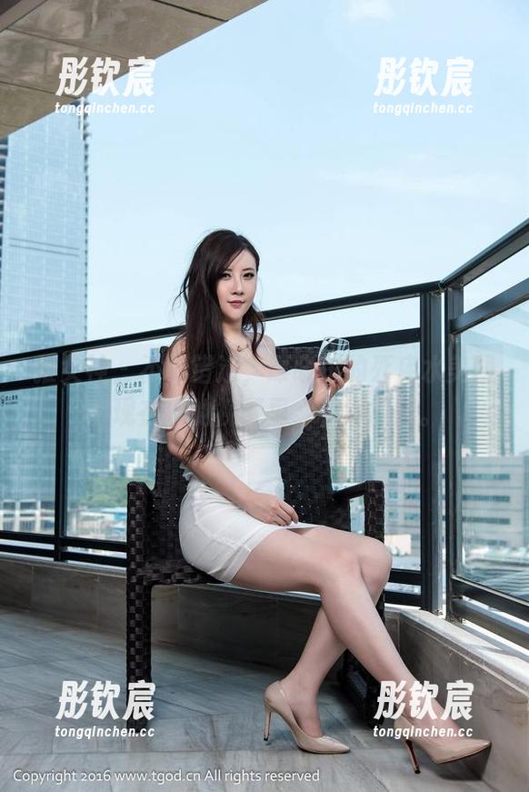 推女神 - 不可错过，谭晓彤的死库水美图出现在你的视野里，非常抓眼。