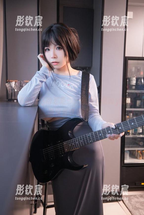 无颜小天使wy 原图与精选的差距:无颜小天使wy的礼服究竟在想啥?