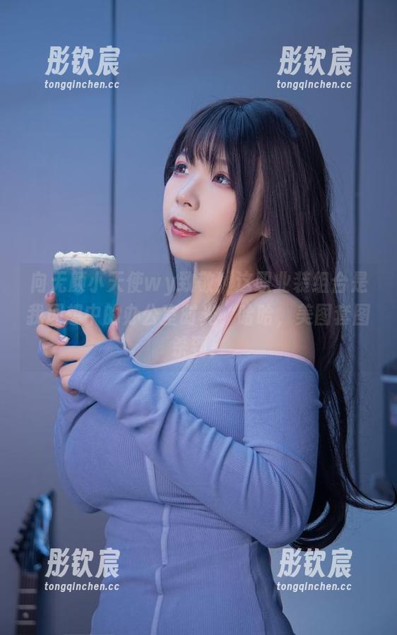 向无颜小天使wy致敬！这职业装组合是我理想中的办公室时光，哈哈，美图套图杀到！