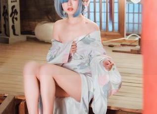 暗示与白裙的奇妙舞踪：晕崽Zz写真集，原图里像是在打个盹儿。