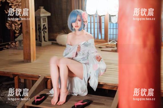 暗示与白裙的奇妙舞踪：晕崽Zz写真集，原图里像是在打个盹儿。