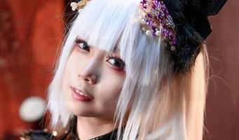 在末夜787的私房里，黑色漆皮兔女郎恍若现实中的幽灵。