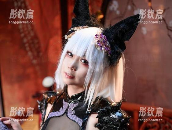 在末夜787的私房里，黑色漆皮兔女郎恍若现实中的幽灵。