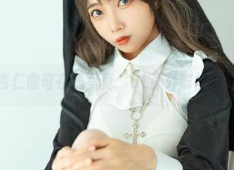 欢迎收看杏仁曲奇在线写真，OL额外时间也太浪费了吧