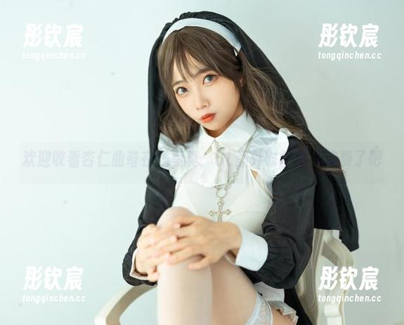 欢迎收看杏仁曲奇在线写真，OL额外时间也太浪费了吧