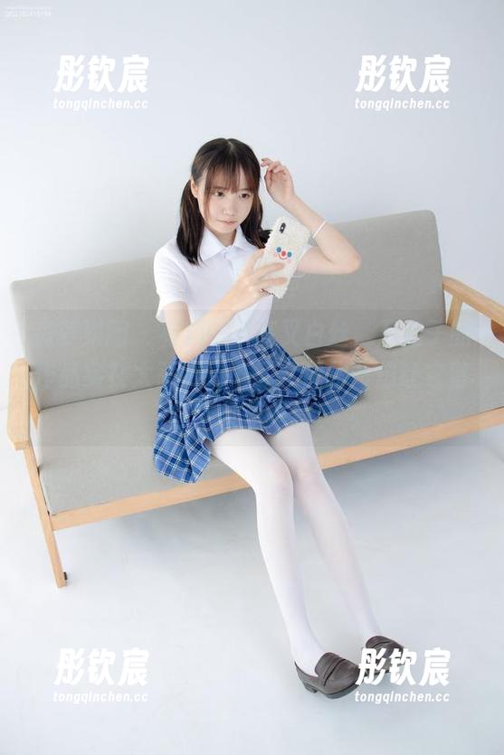 森萝财团 - 有料007高叉白丝，乃乃子的作品实在太惹眼，下载就像拼命想让它留在手机里一样。