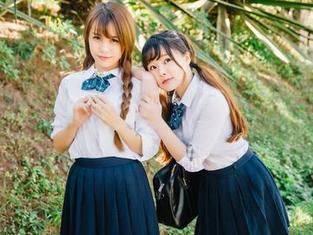 波萝社 - 柳侑绮Sevenbaby的户外写真：不信你看，那片草地颜色真好