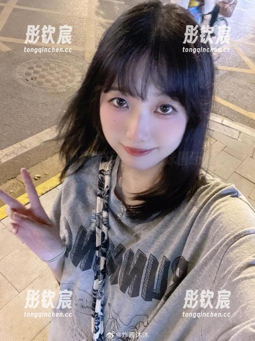 炸酱沐沐 炸酱沐沐的原图分享,这游泳圈还挺不平衡的呢。