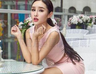 爱丝 - 何冉挑战传统，旗袍的魅力在原图里。下载后再慢慢发掘哦！