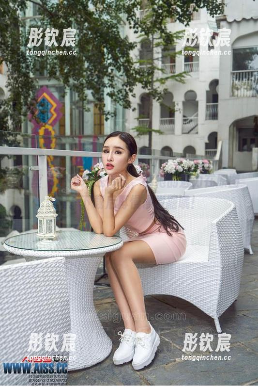爱丝 - 何冉挑战传统，旗袍的魅力在原图里。下载后再慢慢发掘哦！