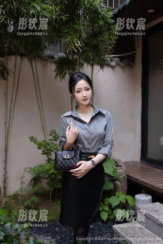 秀人网 - BABY_柒的圣诞狂欢：原图与资源，哪个更好喝？