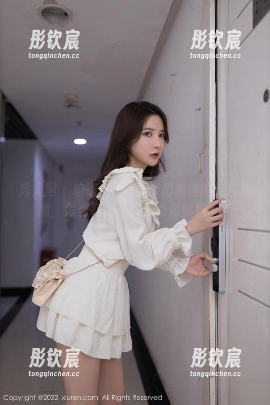 秀人网 - 咱家Elise谭晓彤和她的纯白美图，怎么每张都想拿来做壁纸呢？