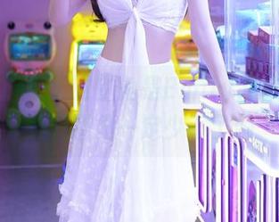 秀人网 - 今天的主角是Emily尹菲，礼服美图圈里一定少不了她