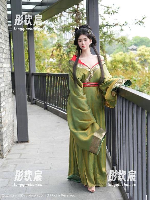 秀人网 - 小蛮腰lvy教室之旅：高清图集，撒欢儿的同时，忘乎所以！