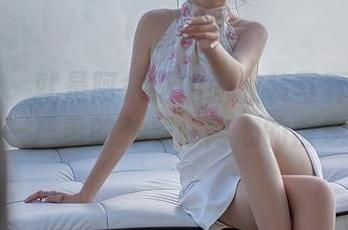 秀人网 - 就是阿朱啊的职业装写真合集——严肃的外表，内心的叛逆