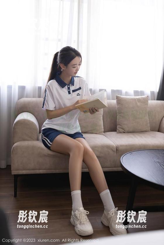秀人网 - 麻吉小兔子来了，高清眼镜图包让你看个够！