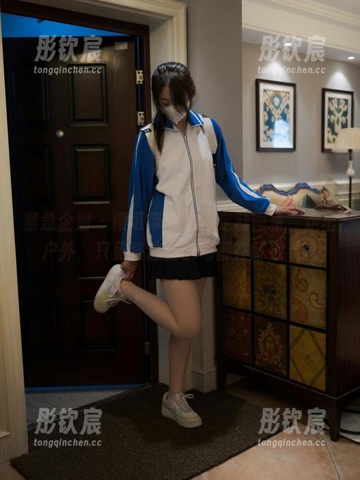 紧急企划 - 樱可带着她的定制图集，走出户外，只见路边的小鸟都在盯她看。