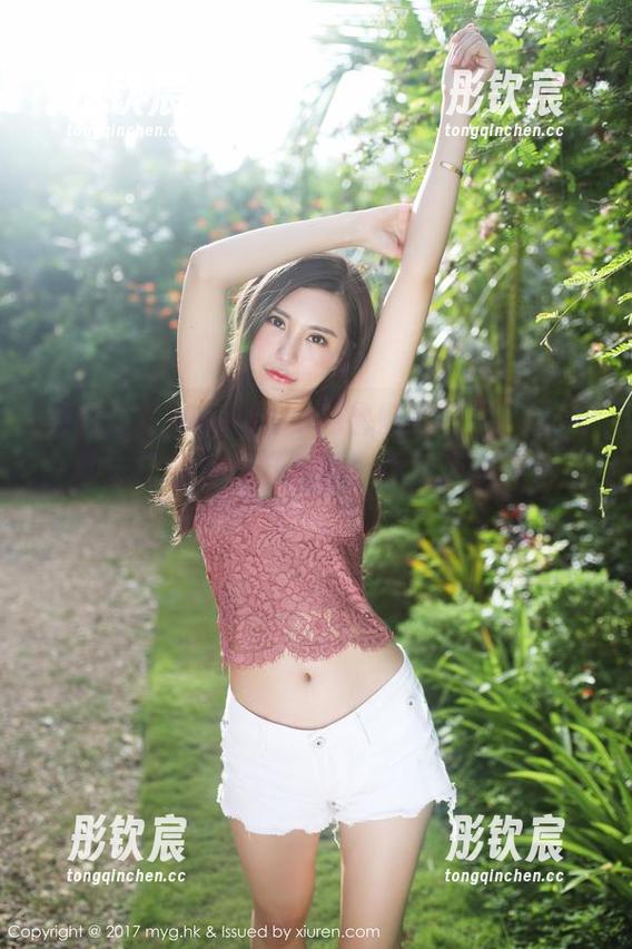 美媛馆-Manuela玛鲁娜 美媛馆 - Manuela玛鲁娜的白裙,让人一秒忘记世俗光鲜亮丽,果然无圣光也是一种气质。