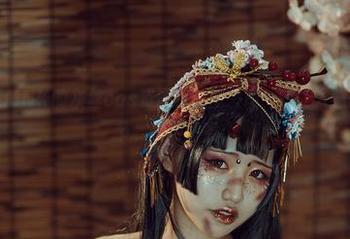 在芊川一笑MNK的灰丝cos资源中总能发现一些让人意想不到的细节，值得留意。